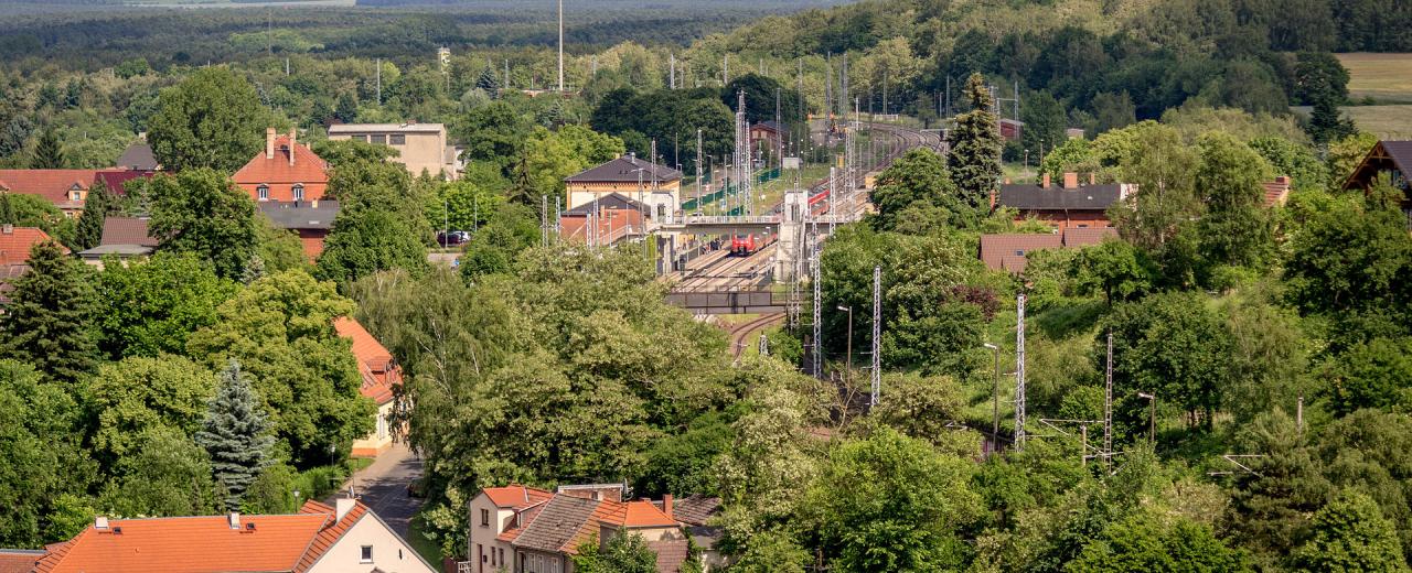 Blick über Bad Belzig und in den Naturpark Hoher Fläming mit Bahnhof - Quelle: Sebaso